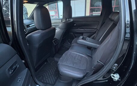 Mitsubishi Outlander III рестайлинг 3, 2021 год, 2 600 000 рублей, 9 фотография