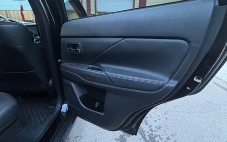 Mitsubishi Outlander III рестайлинг 3, 2021 год, 2 600 000 рублей, 12 фотография