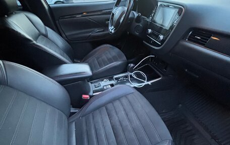 Mitsubishi Outlander III рестайлинг 3, 2021 год, 2 600 000 рублей, 13 фотография