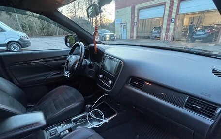 Mitsubishi Outlander III рестайлинг 3, 2021 год, 2 600 000 рублей, 14 фотография