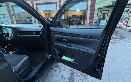 Mitsubishi Outlander III рестайлинг 3, 2021 год, 2 600 000 рублей, 15 фотография