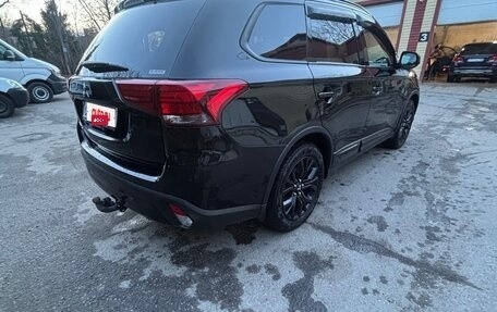 Mitsubishi Outlander III рестайлинг 3, 2021 год, 2 600 000 рублей, 3 фотография