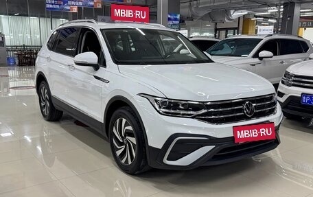 Volkswagen Tiguan II, 2023 год, 2 622 000 рублей, 3 фотография