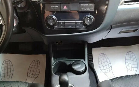 Mitsubishi Outlander III рестайлинг 3, 2015 год, 1 860 000 рублей, 13 фотография