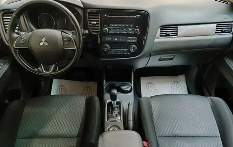 Mitsubishi Outlander III рестайлинг 3, 2015 год, 1 860 000 рублей, 10 фотография