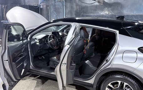 Toyota C-HR I рестайлинг, 2019 год, 2 800 000 рублей, 9 фотография