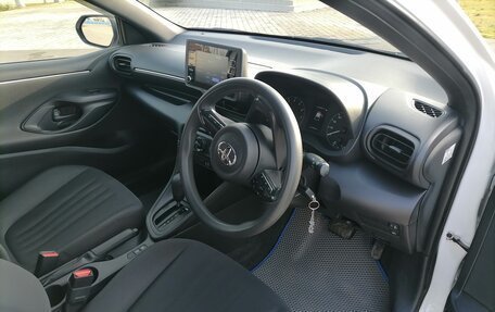 Toyota Yaris, 2021 год, 1 215 000 рублей, 7 фотография