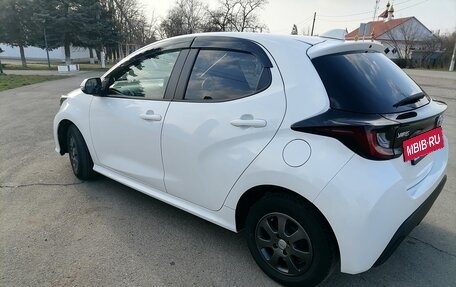 Toyota Yaris, 2021 год, 1 215 000 рублей, 5 фотография