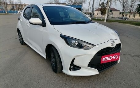 Toyota Yaris, 2021 год, 1 215 000 рублей, 2 фотография