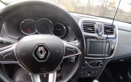 Renault Logan II, 2019 год, 900 000 рублей, 3 фотография