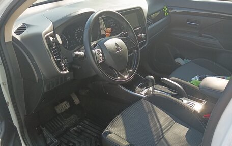 Mitsubishi Outlander III рестайлинг 3, 2021 год, 2 350 000 рублей, 7 фотография