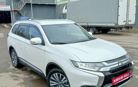 Mitsubishi Outlander III рестайлинг 3, 2021 год, 2 350 000 рублей, 2 фотография