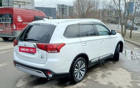 Mitsubishi Outlander III рестайлинг 3, 2021 год, 2 350 000 рублей, 3 фотография