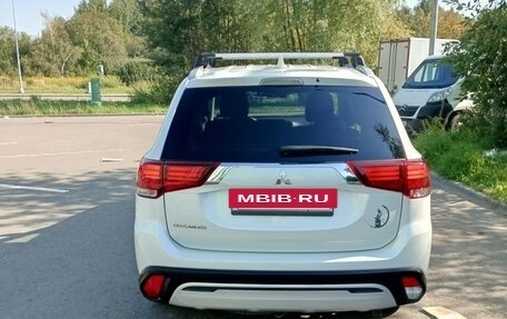 Mitsubishi Outlander III рестайлинг 3, 2021 год, 2 350 000 рублей, 14 фотография