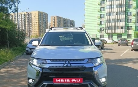 Mitsubishi Outlander III рестайлинг 3, 2021 год, 2 350 000 рублей, 10 фотография
