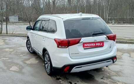 Mitsubishi Outlander III рестайлинг 3, 2021 год, 2 350 000 рублей, 5 фотография