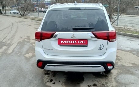 Mitsubishi Outlander III рестайлинг 3, 2021 год, 2 350 000 рублей, 4 фотография