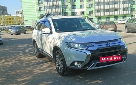 Mitsubishi Outlander III рестайлинг 3, 2021 год, 2 350 000 рублей, 11 фотография