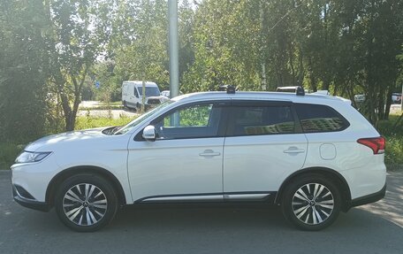 Mitsubishi Outlander III рестайлинг 3, 2021 год, 2 350 000 рублей, 16 фотография