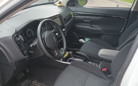 Mitsubishi Outlander III рестайлинг 3, 2021 год, 2 350 000 рублей, 20 фотография