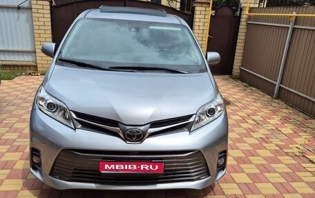 Toyota Sienna III, 2017 год, 3 050 000 рублей, 1 фотография