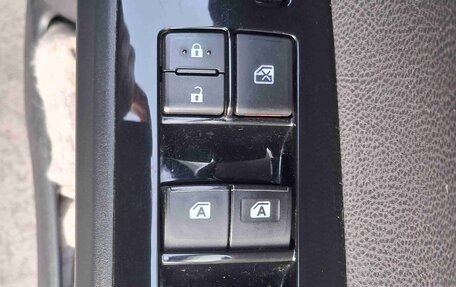 Toyota Prius IV XW50, 2016 год, 1 900 000 рублей, 19 фотография