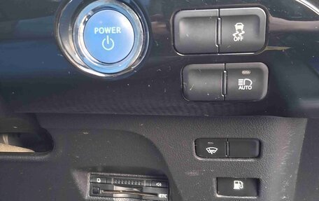 Toyota Prius IV XW50, 2016 год, 1 900 000 рублей, 12 фотография