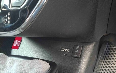 Toyota Prius IV XW50, 2016 год, 1 900 000 рублей, 13 фотография