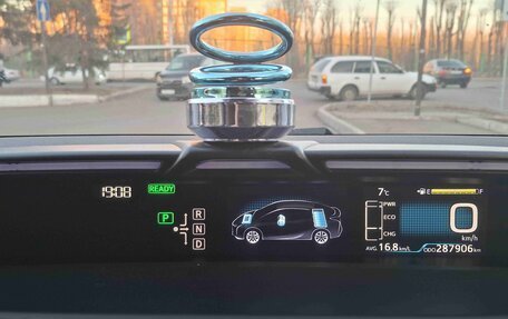 Toyota Prius IV XW50, 2016 год, 1 900 000 рублей, 25 фотография