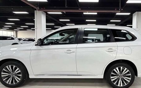 Mitsubishi Outlander III рестайлинг 3, 2022 год, 2 113 333 рублей, 3 фотография