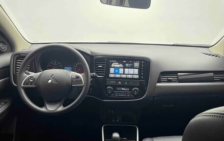 Mitsubishi Outlander III рестайлинг 3, 2022 год, 2 113 333 рублей, 9 фотография