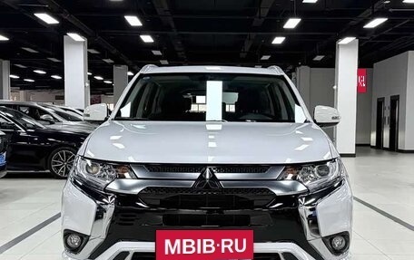 Mitsubishi Outlander III рестайлинг 3, 2022 год, 2 113 333 рублей, 2 фотография