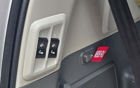 Toyota Land Cruiser Prado 150 рестайлинг 2, 2011 год, 2 450 000 рублей, 21 фотография