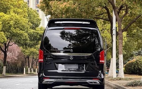 Mercedes-Benz V-Класс, 2023 год, 7 фотография