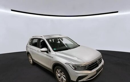 Volkswagen Tiguan II, 2021 год, 2 362 000 рублей, 3 фотография