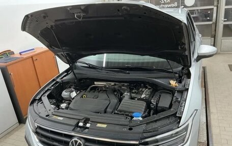 Volkswagen Tiguan II, 2021 год, 2 362 000 рублей, 13 фотография