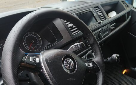 Volkswagen Caravelle T6 рестайлинг, 2017 год, 2 700 000 рублей, 6 фотография