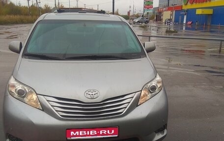 Toyota Sienna III, 2012 год, 2 700 000 рублей, 1 фотография
