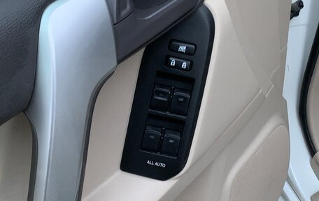 Toyota Land Cruiser Prado 150 рестайлинг 2, 2018 год, 5 550 000 рублей, 6 фотография