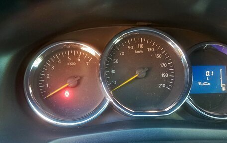 Renault Logan II, 2018 год, 570 000 рублей, 11 фотография