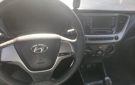 Hyundai Solaris II рестайлинг, 2017 год, 877 800 рублей, 3 фотография