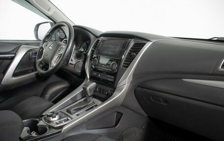 Mitsubishi Pajero Sport III рестайлинг, 2017 год, 2 985 000 рублей, 9 фотография