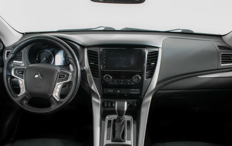 Mitsubishi Pajero Sport III рестайлинг, 2017 год, 2 985 000 рублей, 11 фотография