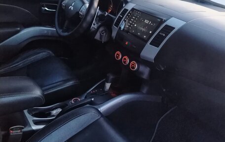 Mitsubishi Outlander III рестайлинг 3, 2008 год, 1 200 000 рублей, 12 фотография