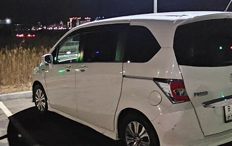 Honda Freed I, 2014 год, 1 050 000 рублей, 4 фотография