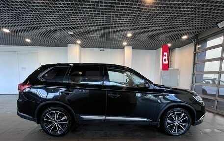 Mitsubishi Outlander III рестайлинг 3, 2017 год, 1 899 000 рублей, 2 фотография