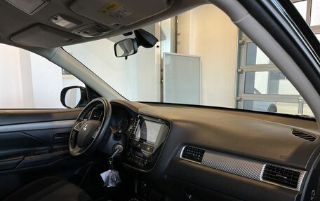 Mitsubishi Outlander III рестайлинг 3, 2017 год, 1 899 000 рублей, 12 фотография