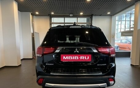 Mitsubishi Outlander III рестайлинг 3, 2017 год, 1 899 000 рублей, 4 фотография