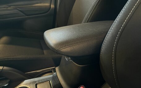 Mitsubishi Outlander III рестайлинг 3, 2017 год, 1 899 000 рублей, 28 фотография