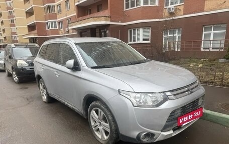 Mitsubishi Outlander III рестайлинг 3, 2014 год, 1 590 000 рублей, 2 фотография